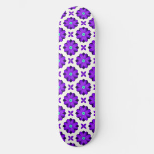 Skate Flores Roxos Vibrantes e Motivos de Folhas