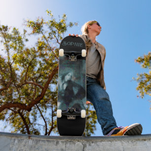 Skate Garota Fantasma em Azul – Arte Surreal Assustadora