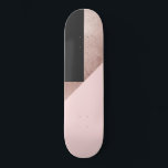 Skate Geométrica rosa-azul Dourada Rosa moderna<br><div class="desc">Este padrão elegante e chico é perfeito para a mulher moderna. Ele apresenta um padrão geométrico de rosa dourado, preto e branco de blocos coloridos cor-de-rosa. É na moda, tendências, único e moda! ***NOTA DE DESIGN IMPORTANTE: Para os pedidos personalizados relativos a alterações dos aspectos design; incluindo trocas de cores...</div>