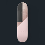 Skate Geométrica rosa-azul Dourada Rosa moderna<br><div class="desc">Este padrão elegante e chico é perfeito para a mulher moderna. Ele apresenta um padrão geométrico de rosa dourado, preto e branco de blocos coloridos cor-de-rosa. É na moda, tendências, único e moda! ***NOTA DE DESIGN IMPORTANTE: Para os pedidos personalizados relativos a alterações dos aspectos design; incluindo trocas de cores...</div>