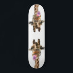 Skate Girafa Engraçada e Cartoon de Piscar os olhos<br><div class="desc">Engraçado Girafa Tongue Out and Playful Piscar os olhos - Sorria Desenho de Cartoon Animal - Escolha / adicione seu texto / Fonte / Cor exclusivo - Faça seu presente especial - Redimensionar e mover ou remover e adicionar elementos / imagem com a ferramenta de personalização! - Desenho e Design...</div>