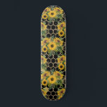 Skate Girassóis Honeycomb Padrão Floral Preto<br><div class="desc">Este design apresenta buquês de girassol amarelos e um padrão hexagonal de mel dourado em fundo preto.</div>