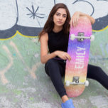 Skate Girly Sparkles Rainbow<br><div class="desc">O arco-íris moderno brilha o nome cintilante feminino skate</div>