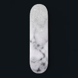 Skate Gradiente do Mármaco Leve Branca de Prata Glamoros<br><div class="desc">Este design elegante e feminino perfeito para a moda da moda e na moda. Ele apresenta um gradiente cintilante brilhante prateado em cima de um fundo de padrão de mármore preto e branco. É glamouroso, chico, luxuoso, moderno e clássico. ***NOTA DE DESIGN IMPORTANTE: Para qualquer solicitação de design personalizada, como...</div>