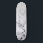 Skate Gradiente do Mármaco Leve Branca de Prata Glamoros<br><div class="desc">Este design elegante e feminino perfeito para a moda da moda e na moda. Ele apresenta um gradiente cintilante brilhante prateado em cima de um fundo de padrão de mármore preto e branco. É glamouroso, chico, luxuoso, moderno e clássico. ***NOTA DE DESIGN IMPORTANTE: Para qualquer solicitação de design personalizada, como...</div>