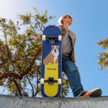 Skate Gráfico do Bulldog Inglês Personalizado<br><div class="desc">O skate deste cão adorador apresenta uma ilustração de um conjunto de buldosos ingleses contra um fundo azul real e amarelo brilhante e está pronto para ser personalizado com um nome ou outro texto em letra azul real.</div>