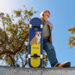 Skate Gráfico do Bulldog Inglês Personalizado<br><div class="desc">O skate deste cão adorador apresenta uma ilustração de um conjunto de buldosos ingleses contra um fundo azul real e amarelo brilhante e está pronto para ser personalizado com um nome ou outro texto em letra azul real.</div>
