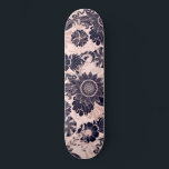 Skate Gráficos Florais Dourados de Rosa Girly Marinho<br><div class="desc">Este elegante e chic design é uma bela representação da arte moderna e cinzenta. Ela apresenta uma falsa impressão brilhante brilhante rosa de ouro esboçada folhas esboçadas e padrão de ilustração floral preenchidos com azul marinho escuro sobre um simples fundo rosa pincelado. É uma design de luxo em forma de...</div>