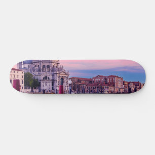 Skate Grande Canal com gondolas e igreja em Veneza