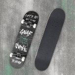 Skate Gritty Dark Grunge Estilo Urbano Seu Nome<br><div class="desc">Este ousado skate grunge escuro traz energia bruta e aresta moderna para sua viagem. Com sua textura suave e o recurso de nome personalizado, é perfeito para se destacar no skate Park ou na tela. As cores, fontes e texto podem ser personalizados para corresponder à sua vibração. Explore a coleção...</div>
