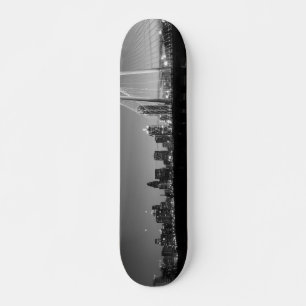 Skate Horizonte de Dallas ao Amanhecer em Tons de Cinza