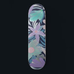 Skate Ilustrações de Folhas Azuis Prateadas<br><div class="desc">Este padrão elegante e bonito é perfeito para uma mulher elegante e sofisticada. Ele apresenta um verde-verde-verde-branco, roxo-lilac, rosa-pinto-pincel e azul-poeirento, desenhado à mão, com floral de folha prateada falsa e impressão de ilustração das folhas sobre um simples fundo azul-marinho. É feminino, chique, bonito e doce com uma vibração moderna...</div>