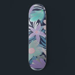 Skate Ilustrações de Folhas Azuis Prateadas<br><div class="desc">Este padrão elegante e bonito é perfeito para uma mulher elegante e sofisticada. Ele apresenta um verde-verde-verde-branco, roxo-lilac, rosa-pinto-pincel e azul-poeirento, desenhado à mão, com floral de folha prateada falsa e impressão de ilustração das folhas sobre um simples fundo azul-marinho. É feminino, chique, bonito e doce com uma vibração moderna...</div>