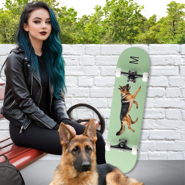 Skate Imagem de Cachorro Pastor Alemão Monogramada Verde (A monogrammed skateboard in light sage green with a picture of a German Shepherd dog)
