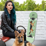 Skate Imagem de Cão german shepherd Verde Monograma<br><div class="desc">Um skate canino legal para amantes de cães,  com uma fotografia de um cão German shepherd sobre um fundo verde-claro. Personalize com o inicial do destinatário como um monograma para o toque final.</div>