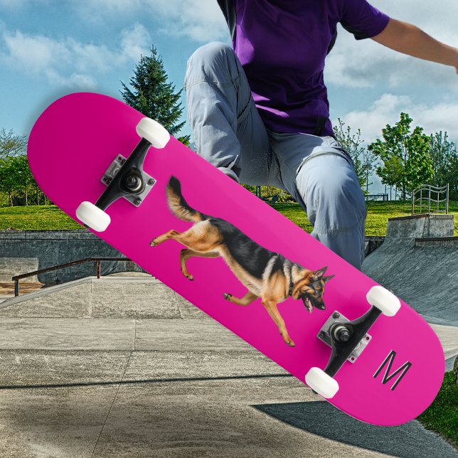 Skate Imagem Monograma de Cachorro Pastor Alemão Rosa Br (A bright pink skateboard, with picture of a German shepherd dog, personalized with monogram initial)
