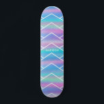 Skate Iridescente Moderna Girly Pink Blue Personalizado<br><div class="desc">Iridescente Moderno Girly Pink Blue Personalizado apresenta um fundo iridescente e colorido moderno,  cor-de-rosa,  roxo e azul,  com seu nome personalizado. Personalize editando o texto na caixa de texto fornecida. Elaborado por ©Evco Studio www.zazzle.com/store/evcostudio</div>