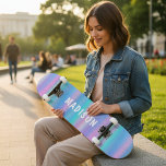 Skate Iridescente Moderno, Rosa Azul, Rosa Personalizado<br><div class="desc">Iridescente Moderno Girly Pink Blue Personalizado apresenta um fundo iridescente e colorido moderno,  cor-de-rosa,  roxo e azul,  com seu nome personalizado. Personalize editando o texto na caixa de texto fornecida. Elaborado por ©Evco Studio www.zazzle.com/store/evcostudio</div>