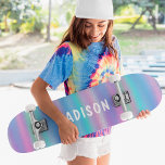 Skate Iridescente Moderno, Rosa Azul, Rosa Personalizado<br><div class="desc">Iridescente Moderno Girly Pink Blue Personalizado apresenta um fundo iridescente e colorido moderno,  cor-de-rosa,  roxo e azul,  com seu nome personalizado. Personalize editando o texto na caixa de texto fornecida. Elaborado por ©Evco Studio www.zazzle.com/store/evcostudio</div>