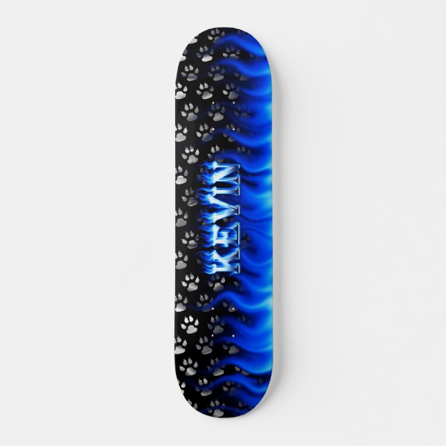 Skate Kevin patinou fogo azul e design de chamas. (Frente)