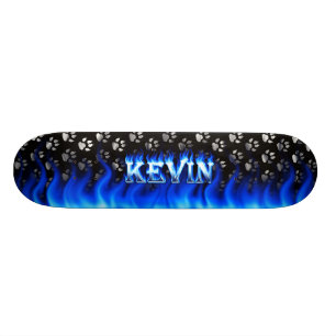 Skate Kevin patinou fogo azul e design de chamas.