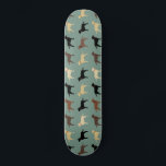 Skate Labrador Retriever Dog Silhouettes Laboratórios de<br><div class="desc">O skate do Labrador Retriever Lover. Padrão de silhuetas com Black Labs,  Yellow Labs,  Chocolate Labs e Fox Red Labradores. Visite o Doodle World de Jenn para ver ainda mais produtos com este design de cães divertidos,  assim como mais presentes temáticos para cães.</div>