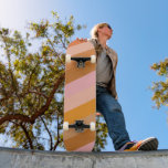 Skate Laranja-avermelhada, cor-de-rosa, com risca estéti<br><div class="desc">Saia no skatepark com este andar de skate inspirado no retrô,  com faixas largas na diagonal em tons de cor-de-rosa,  bronzeado e marrom-ouro. Uma combinação perfeita de estilo e personalidade para os skatistas que amam design ousada e vintage com um toque moderno.</div>