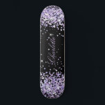 Skate Lavanda violeta preta, nome de poeira elegante<br><div class="desc">Um fundo negro. Personalize e adicione seu nome.  Decorado com pó brilhante de cor violeta,  lavanda. O nome é escrito com um moderno estilo escrito à mão.</div>