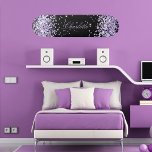 Skate Lavanda violeta preta, nome de poeira elegante<br><div class="desc">Um fundo negro. Personalize e adicione seu nome.  Decorado com pó brilhante de cor violeta,  lavanda. O nome é escrito com um moderno estilo escrito à mão.</div>