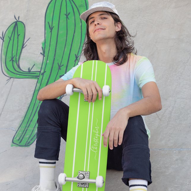 Skate Legal faixas verdes de corridas brancas, brilhante (Cool Bright Green White Racing Stripes Monogrammed Skateboard)
