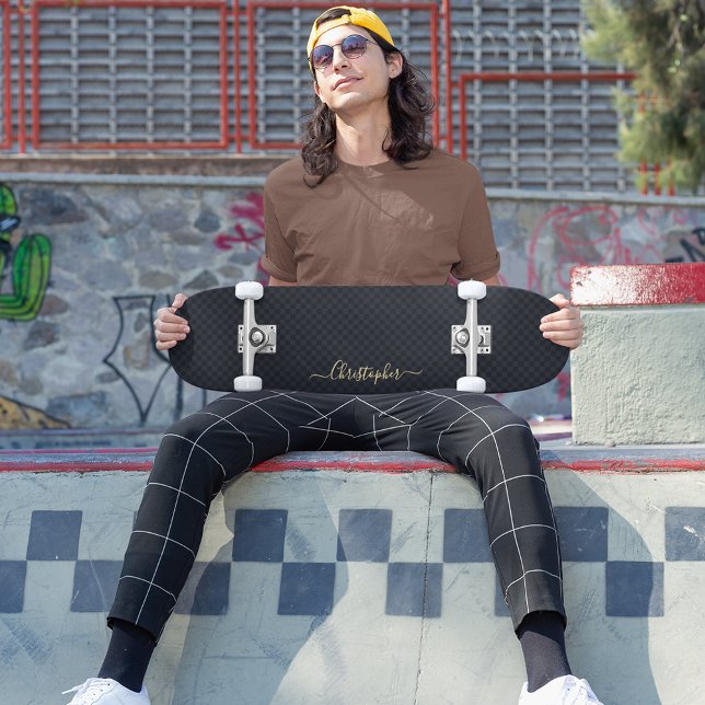 Skate Legal Padrão Verificado a Preto Monograma Dourado  (Cool Black Checkered Pattern Gold Monogram Signed Skateboard)