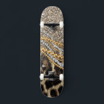 Skate Linda Trendência Leopard Faux Impressão Animal<br><div class="desc">Esta design apresenta uma bela e moderna impressão leopardo com sotaques brilhantes. A impressão falsa em animais de pele está disponível em tons de ouro amarelo, branco, cinza, marrom, preto e creme. A imagem está na moda e moderna, com elementos na moda e artísticos que certamente agradam. É perfeito para...</div>
