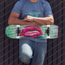 skate - Lipstick Urban Street Art