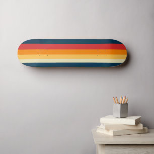 Skate listras vermelhas, azuis, laranja e amarelas