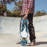 Skate Marinho de Ilustração Branca Personalizada - Azul<br><div class="desc">Adicione um nome ou seu próprio texto personalizado para criar um skate personalizado. Esta prancheta apresenta uma ilustração realista de um pato branco com a placa e os pés cor de laranja contra um fundo azul marinho acentuado com penas brancas.</div>