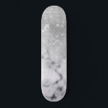 Skate Mármaco branco de mármore glamouroso de prata<br><div class="desc">Este design glamouroso e chico é perfeito para a mulher da moda e na moda. Ele descreve uma sequência de brilho prateado cintilante impressa falsa e branco com um padrão de pedra de mármore preta gradiente ombre. É moderno, feminino, bonito e legal.***NOTA DE DESIGN IMPORTANTE: Para qualquer solicitação de design...</div>