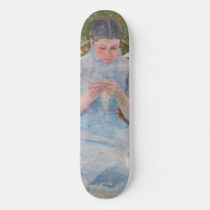 Skate Mary Cassatt - Menina costurando em um Jardim