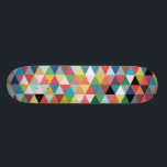 Skate modelado geométrico colorido<br><div class="desc">Este skate modelado geométrico colorido é tão corajoso como você é. O design é reminiscente de espreitar através de um caleidoscópio. Este design contem cada cor do arco-íris, e então alguma!</div>