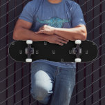 Skate Monograma branco preto - mínimo<br><div class="desc">Um fundo na moda preto decorado com os seus monogramas como padrão. Cartas brancas. Para ele e para ela.</div>