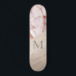 Skate Monograma Cinematográfico Girítico de Madeira Cor-<br><div class="desc">Apresentando nosso skate de madeira rosa-rosa-Dourada, Girly Chic Monograma — uma criação inspirada projetada para capturar a essência das garotas de skater em todo lugar. Este skate personalizado combina elementos de elegância e brincadeira, apresentando uma bela matilha de ouro rosa, textura de mármore rosa e sotaques de madeira. A adição...</div>