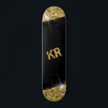 Skate Monograma da Menina Glitter Dourada Preta<br><div class="desc">Skateboard Personalizada para Largura Preta e Dourada com duas iniciais de monograma impressas por medida personalizadas,  personalizadas,  com um trabalho de arte impresso a negrito falso,  com brilho perfeito como decoração de parede,  manutenção ou skate de design feminino para uso no parque.</div>
