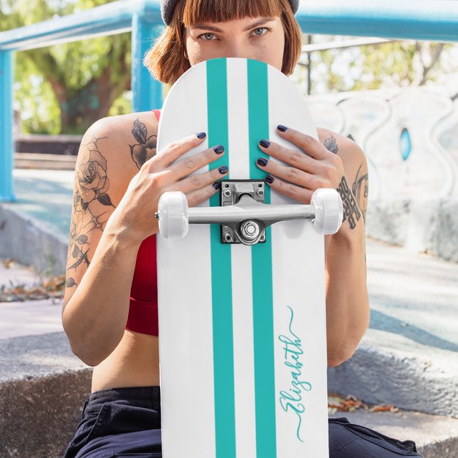 Skate Monograma das faixas brancas Legal clássicas da co (Classic Cool Teal White Racing Stripes Monogram Skateboard)