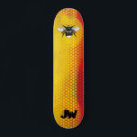 Skate Monograma de Abelhas Urbanas Modernas<br><div class="desc">Pegue um pouco de ar e flutue como uma abelha com este moderno baralho urbano amarelo e laranja. Arte do estilo da rua com padrão de mel. Monograma com suas iniciais de letras em uma fonte de tipo granulado. Seja um surfista de calçada, um cavaleiro de rua ou um cano-meio,...</div>