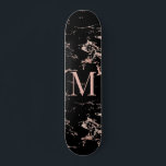 Skate Monograma de folhas Rosa de ouro, preto, preto<br><div class="desc">Moinho Rosa de Mouro de Mármaco preto Mouro Monograma skateboard com rosa de ouro/cor-de-rosa em mármore preto e seu monograma personalizado. Perfeito para sua estética feminina e luxuosa.</div>