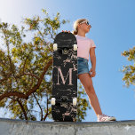 Skate Monograma de folhas Rosa de ouro, preto, preto<br><div class="desc">Moinho Rosa de Mouro de Mármaco preto Mouro Monograma skateboard com rosa de ouro/cor-de-rosa em mármore preto e seu monograma personalizado. Perfeito para sua estética feminina e luxuosa.</div>