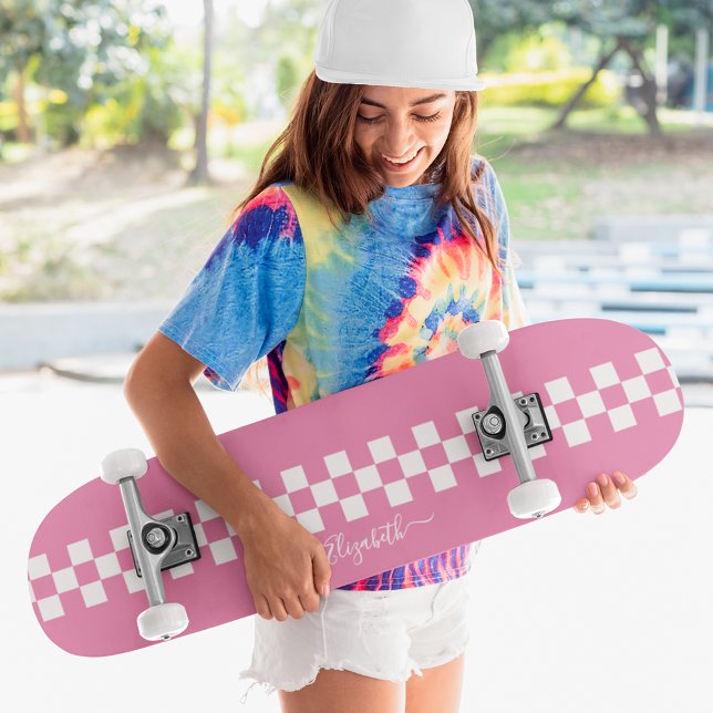 Skate Monograma de Sinalizador de Corrida com Verificado (Girly Pink White Checkered Racing Flag Monogram Skateboard)