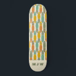 Skate Monograma do Padrão de Painéis Retro Vintage<br><div class="desc">Este padrão apresenta ilustrações simples de painéis de longa distância com um olhar de vintagem em verde-oliva, azul-lacre, verde-salva, ouro-mostarda e conjunto laranja contra um fundo colorido de creme. Esse estilo mais longo de skateboards tem estilo retrô em cores de tonalidade quente. Está pronto para ser personalizado com iniciais de...</div>