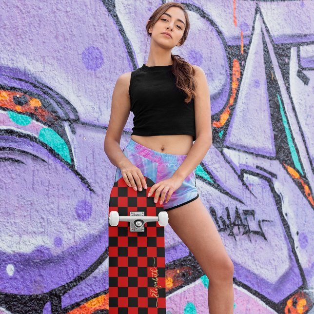 Skate Monograma Dourado com padrão vermelho preto marcad (Red Black Checkered Pattern Gold Monogram Signed Skateboard)