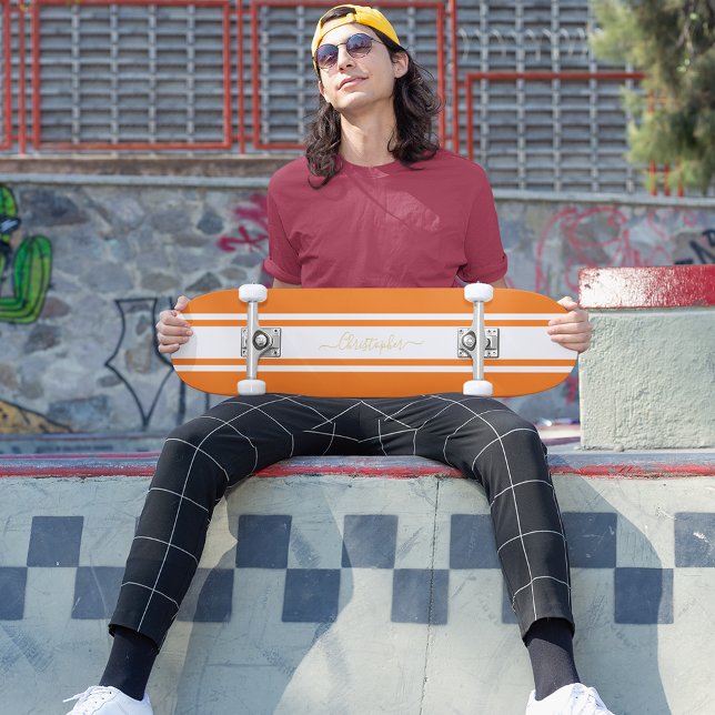Skate Monograma Dourado de faixas brancas laranja clássi (Classic Orange White Racing Stripes Gold Monogram Skateboard)