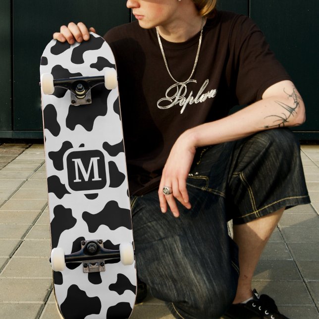 Skate Monograma em preto e branco com impressão em anima (Cow Animal Print Spotted Black & White Monogram Skateboard)